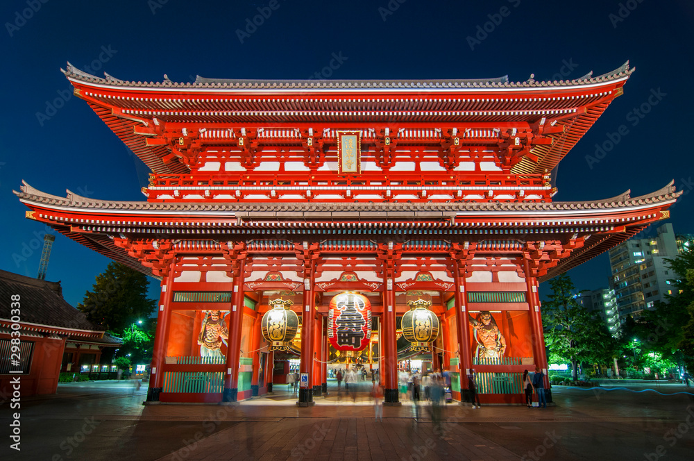 Fototapeta premium Asakusa, Tokyo at Sensoji Temple's Hozomon Gate, Japan.