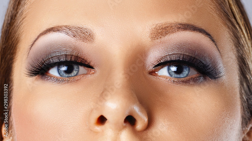 Bilde på lerret Woman eyes with long eyelashes and smokey eyes make-up