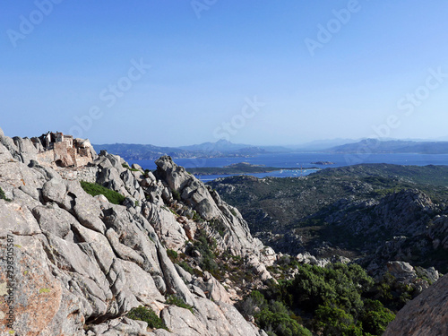 suggestivo panorama dell'isola de La Maddalena in Itlaia, tra mare turchese e scogli rocciosi