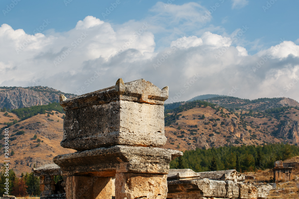 Φωτογραφία A large stone tomb against the backdrop of mountains and sky in a large cemetery in Hierapolis