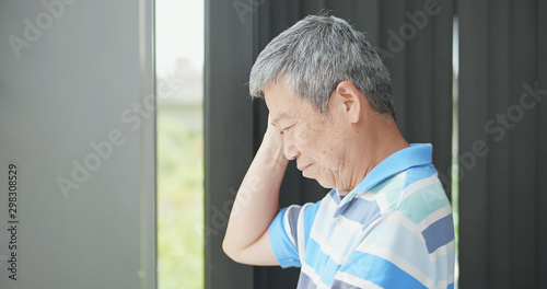 Tableau sur toile elder man look through window