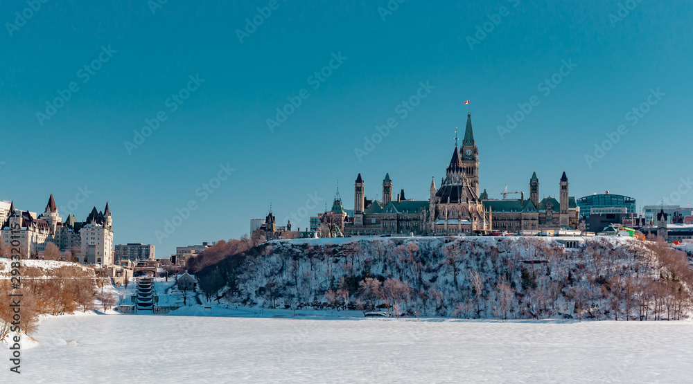 Obraz premium Parliament Hill on a Clear Winter Day in Ottawa, Ontario