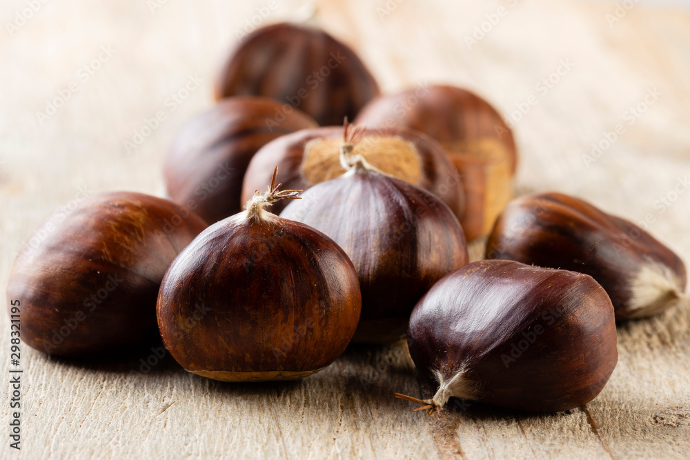 Obraz premium Castagne in gruppo su tavolo