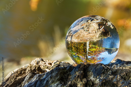 jezioro i las, odbicie w szklanej kuli, piękny jesienny krajobraz © VinyLove Foto