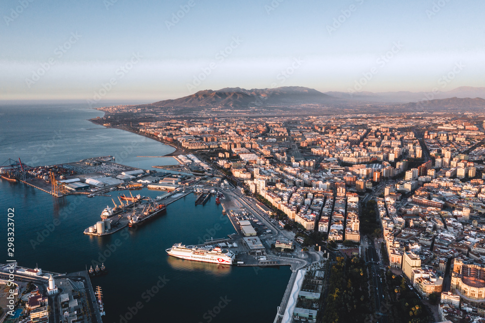 vistas Ciudad Málaga desde arriba con mar y puerto
