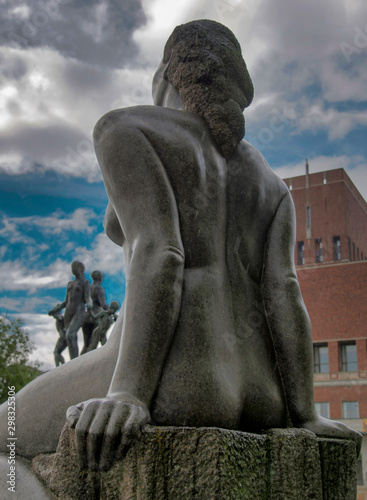 Statues sur la place de l'hôtel de ville à Oslo, Norvège photo