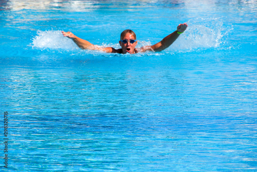 Młoda kobieta pływanie sportowe w basenie