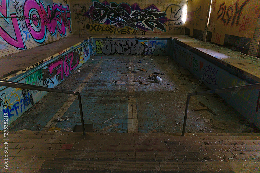 Naklejka premium opuszczony basen