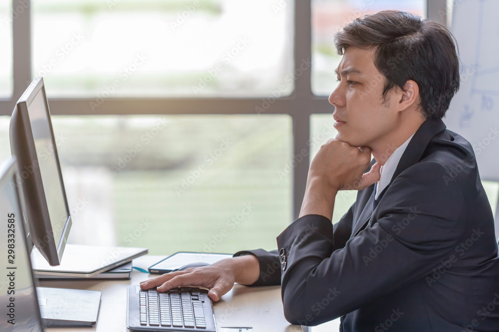 Young businessmen are stressed at the office desk Young businessmen are stressed at the office desk