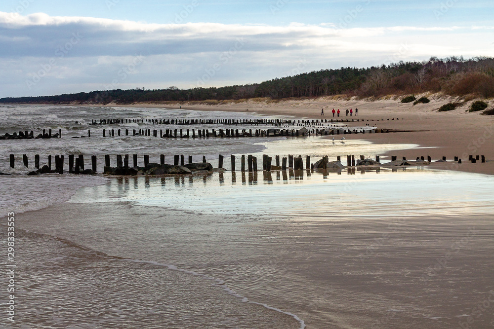 plaża Bałtyk piasek wydmy falochrony