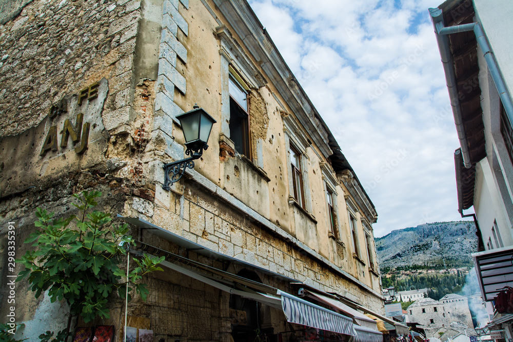 zniszczona od kul fasada budynku po wojnie w Mostar, Bośnia i Hercegowina zniszczona od kul fasada budynku po wojnie w Mostar, Bośnia i Hercegowina