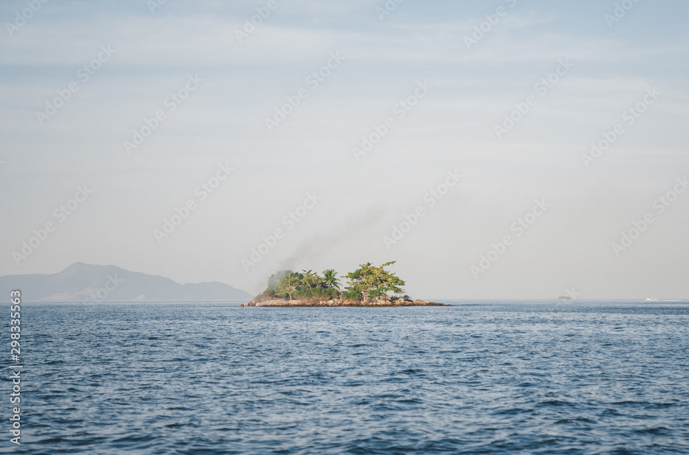 Ile avec de la fumée au milieu de l'océan