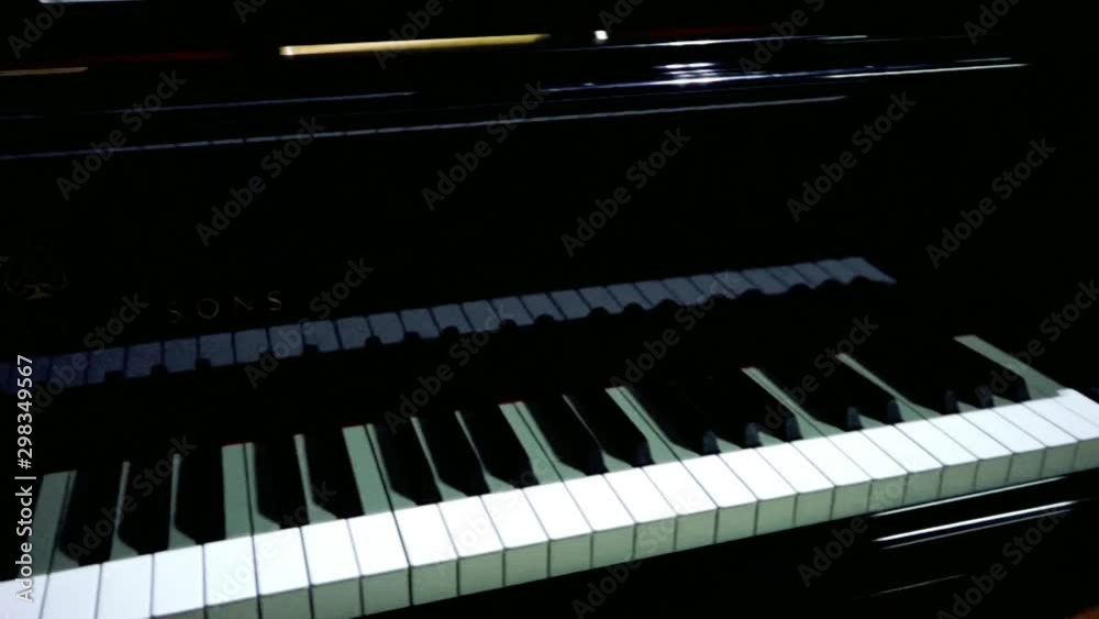 Piano de cauda clássico, detalhe do teclado Piano de cauda clássico, detalhe do teclado