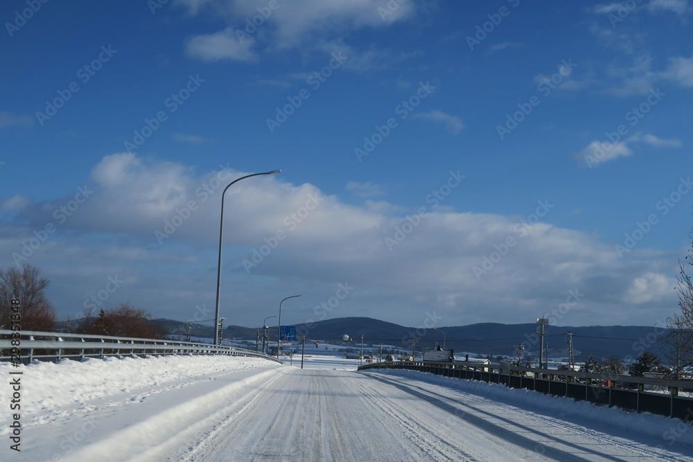 日本国北海道の雪のある冬の風景
