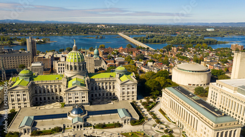 Tableau sur toile Aerial Perspective Harrisburg state capital of Pennsylvania along on the Susqueh