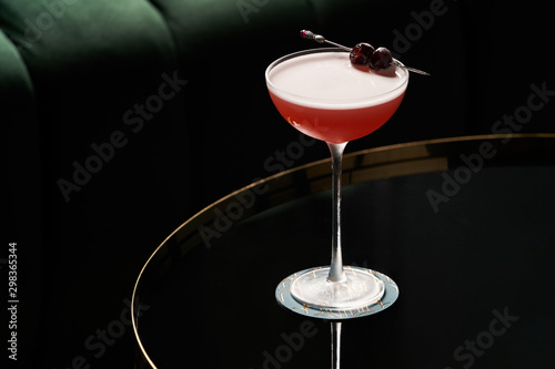 Canvas Print Fresh cocktail glass on glass table in night club restaurant