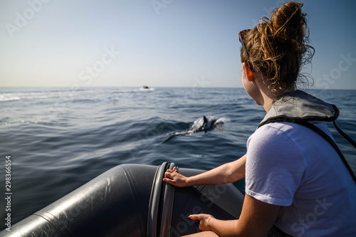 junge Frau auf Boot bei Delfintour