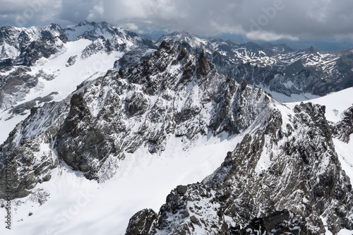 Verschneite Felsgipfel  Blick auf den Ochsenkopf  Silvretta