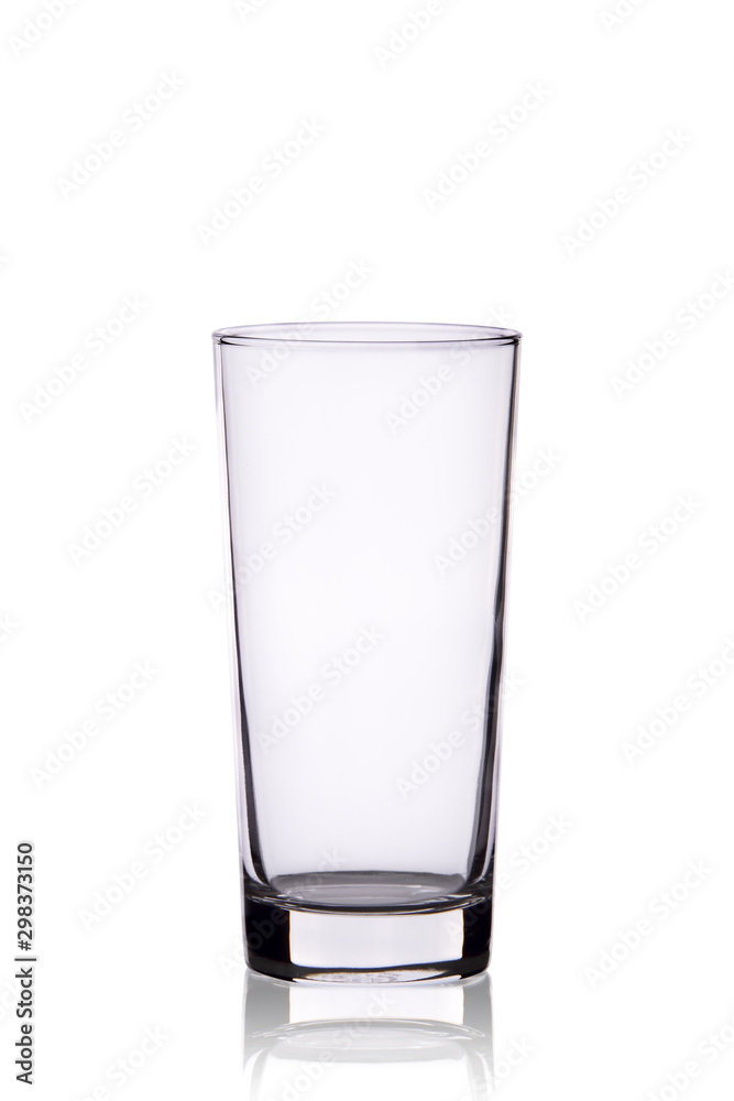 Bicchiere di vetro vuoto su sfondo bianco Bicchiere di vetro vuoto su sfondo bianco