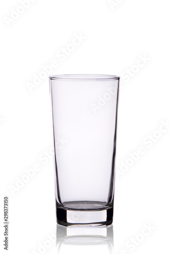 Bicchiere di vetro vuoto su sfondo bianco