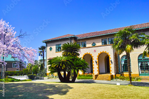 春の桜咲く横浜元町にある洋館