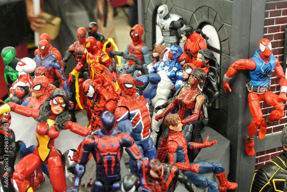 Obraz premium KUALA LUMPUR, MALAYSIA -MARCH 31, 2018: Selected focused of Marvel Comic action figure call Spider-man. He was one of the Avengers team. Action figures gather together by the collector. 