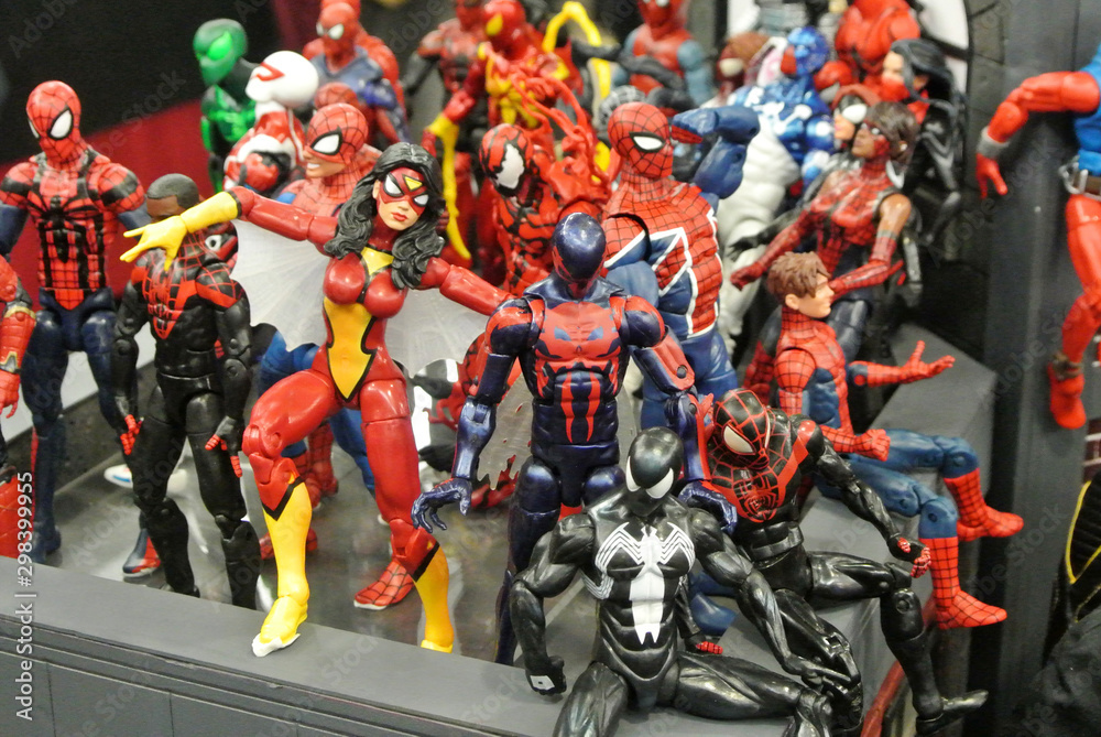 Obraz premium KUALA LUMPUR, MALAYSIA -MARCH 31, 2018: Selected focused of Marvel Comic action figure call Spider-man. He was one of the Avengers team. Action figures gather together by the collector. 