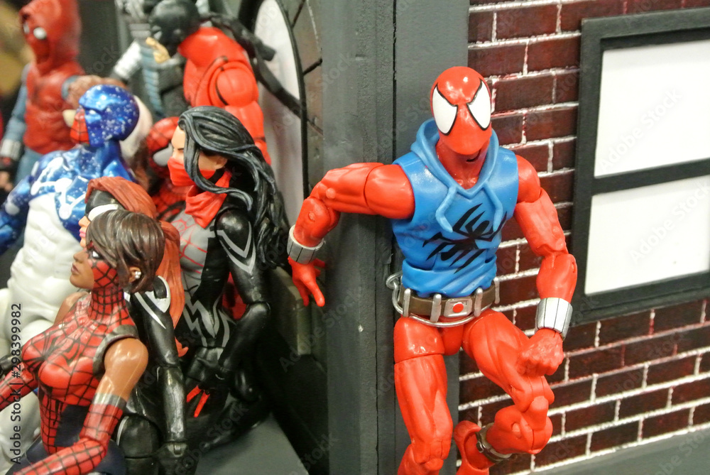 Obraz premium KUALA LUMPUR, MALAYSIA -MARCH 31, 2018: Selected focused of Marvel Comic action figure call Spider-man. He was one of the Avengers team. Action figures gather together by the collector.