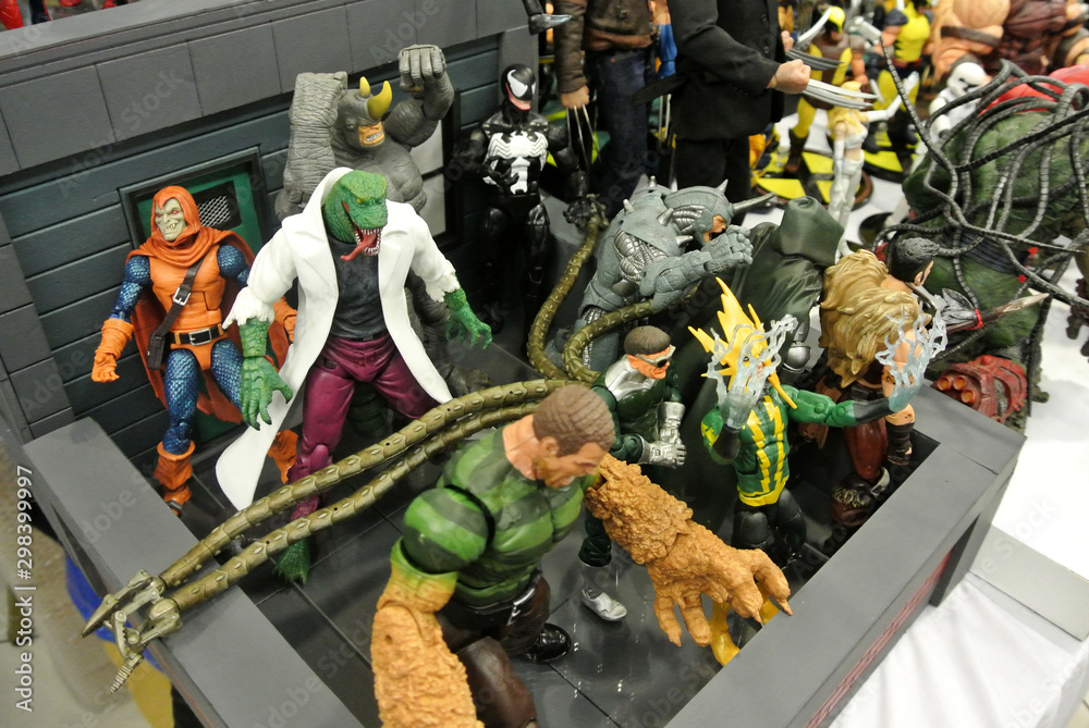 Obraz premium KUALA LUMPUR, MALAYSIA -MARCH 31, 2018: Selected focused of Marvel Comic action figure call Spider-man. He was one of the Avengers team. Action figures gather together by the collector.