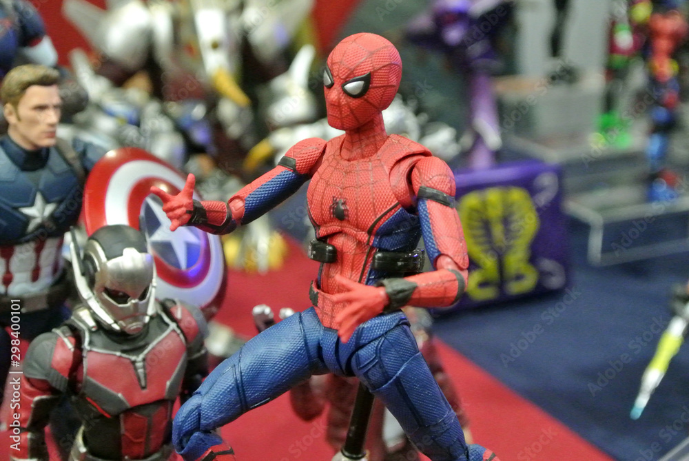 Obraz premium KUALA LUMPUR, MALAYSIA -MARCH 31, 2018: Selected focused of Marvel Comic action figure call Spider-man. He was one of the Avengers team. Action figures gather together by the collector.