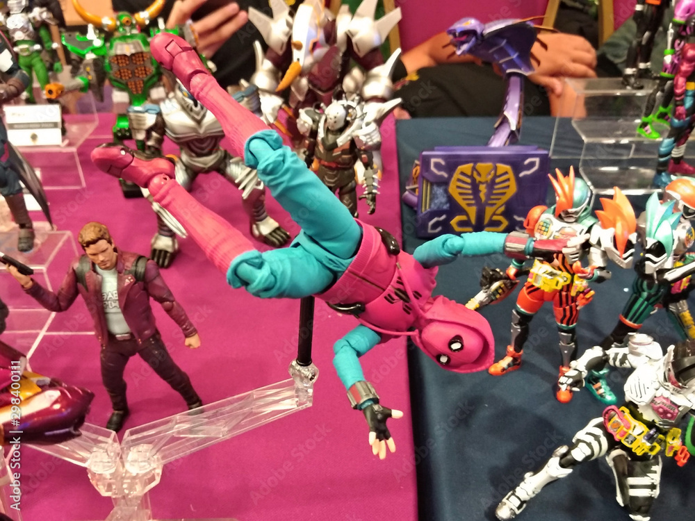 Fototapeta premium KUALA LUMPUR, MALAYSIA -MARCH 31, 2018: Selected focused of Marvel Comic action figure call Spider-man. He was one of the Avengers team. Action figures gather together by the collector.