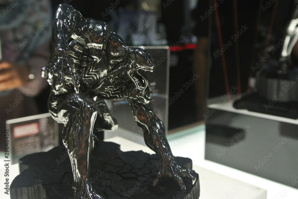 Obraz premium KUALA LUMPUR, MALAYSIA -APRIL 7, 2018: Selected focused on Marvel Comic action figure called Venom made from pewter metal. Supervillain enemy of Spider-man. Action figures displayed by the collector.