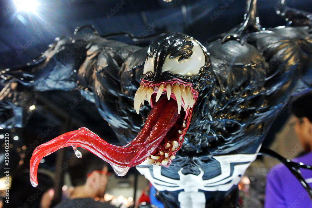 Obraz premium KUALA LUMPUR, MALAYSIA -APRIL 7, 2018: Selected focused on Marvel Comic action figure called Venom. Supervillain against Spider-man. Action figures displayed by the collector.