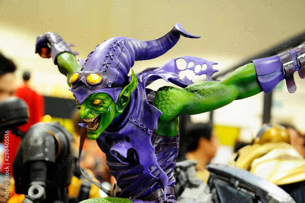 Obraz premium KUALA LUMPUR, MALAYSIA -APRIL 7, 2018: Selected focused on Marvel Comic action figure called Green Goblin. Supervillain against Spider-man. Action figures displayed by the collector. 