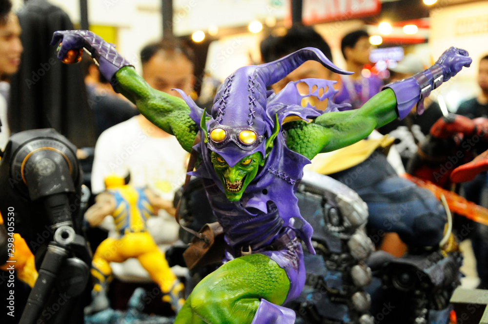 Obraz premium KUALA LUMPUR, MALAYSIA -APRIL 7, 2018: Selected focused on Marvel Comic action figure called Green Goblin. Supervillain against Spider-man. Action figures displayed by the collector.