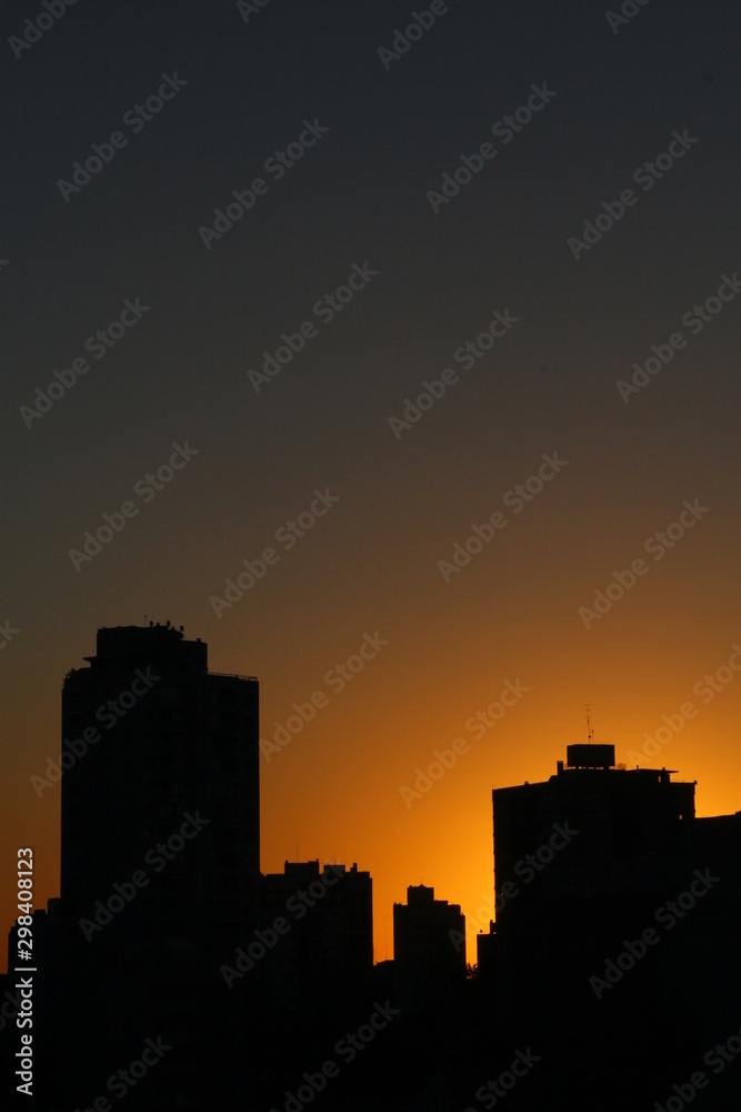 Naklejka premium silhouette of city at sunset