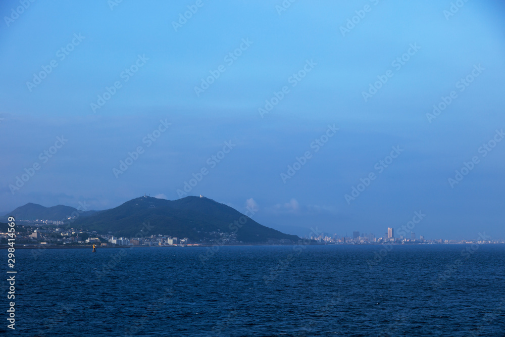 明石海峡から見た須磨山と神戸