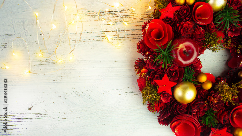 赤いクリスマスツリーとクリスマスライトの背景 Stock Photo Adobe Stock