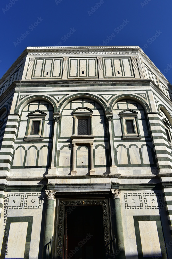 Fototapeta premium Morning view of Battistero di San Giovanni (Florence Baptistery, Baptistery of Saint John) at Piazza del Duomo. Florence, Italy.