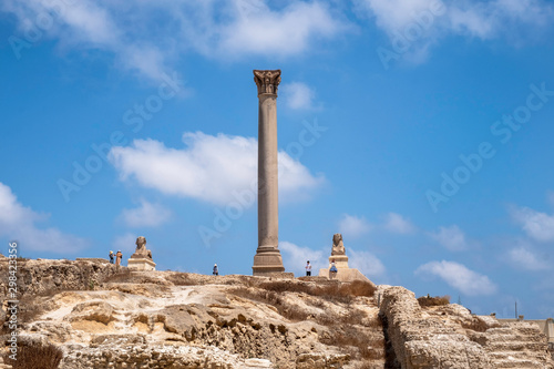 Fotografi Pompey's Pillar and Sphinx at Serapeum of Alexandria, Egypt
