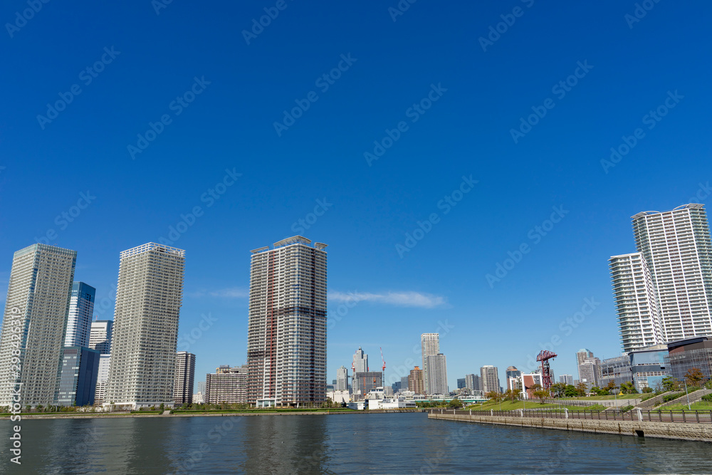 東京の風景　晴海、豊洲の運河沿いの高層マンション　