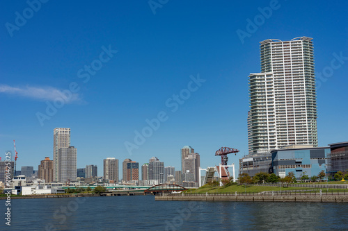 東京の風景　晴海、豊洲の運河沿いの高層マンション　 © EISAKU SHIRAYAMA