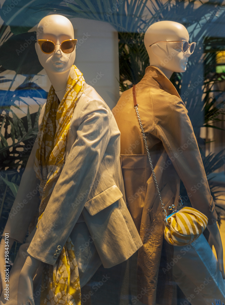 Mannequins in the show window