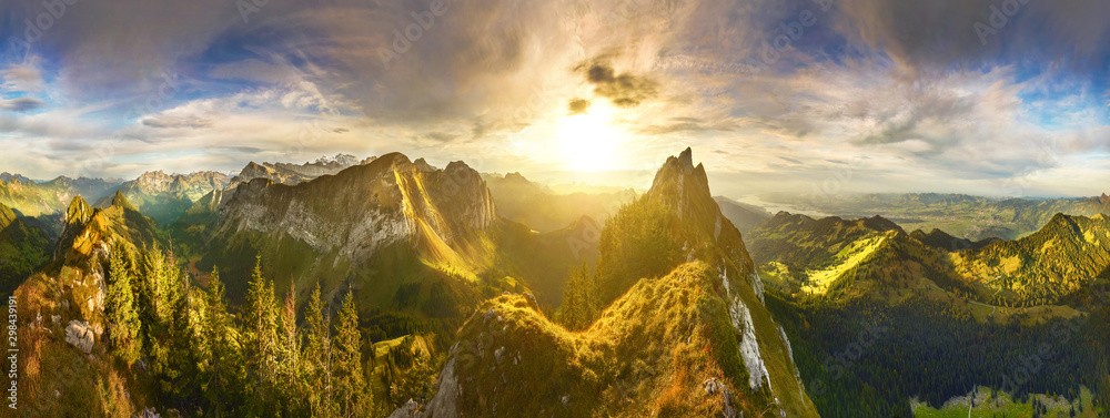 Plakat Panoramiczny widok na Alpy Szwajcarskie o zachodzie słońca