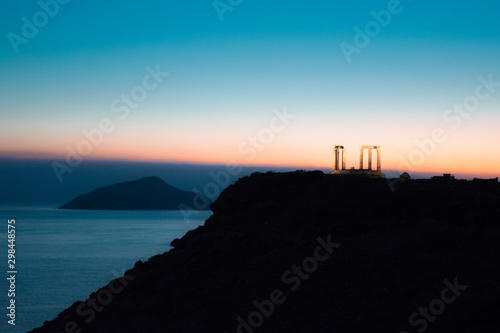 Quadro em tela Tempio di Poseidone illuminato dopo il tramonto, Capo Sunio, Grecia