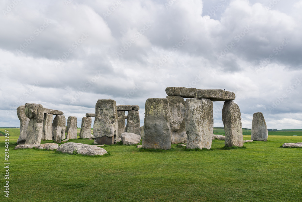 Naklejka premium Stonehenge on a cloudy and windy day