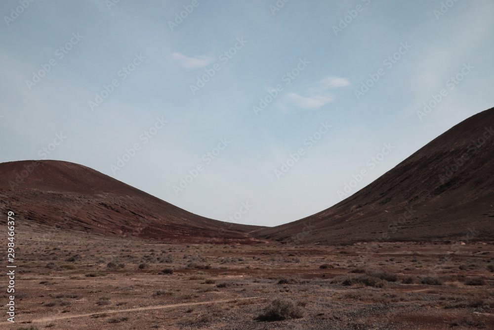 Naklejka premium Desert on a background of mountains