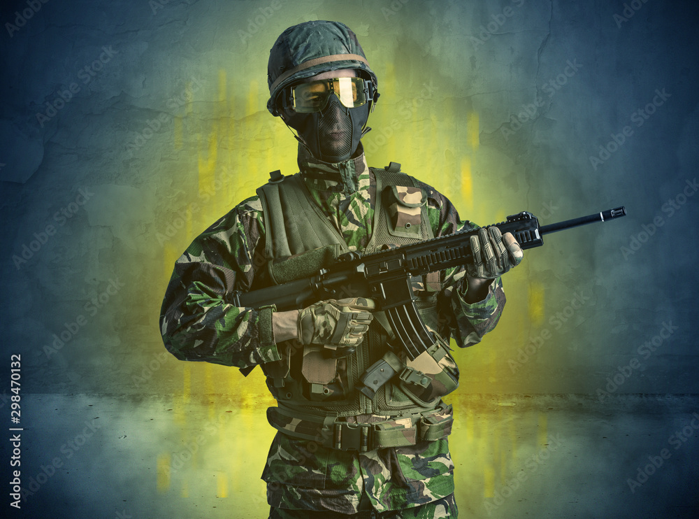 Naklejka premium Hazard, groźny żołnierz w zrujnowanym, kruchym budynku z bronią w dłoni