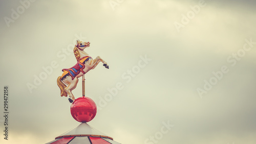 Canvas-taulu Horse on the top of a carousel in a park
