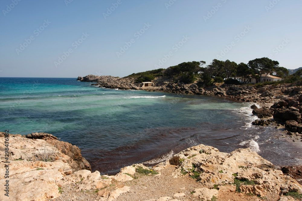 Fototapeta premium Felsenküste und Strand auf Mallorca